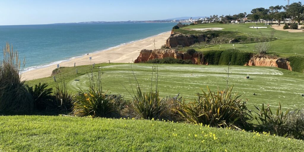 Trou Nº16 du Golf Royal sur les falaises de la plage de Vale do Lobo