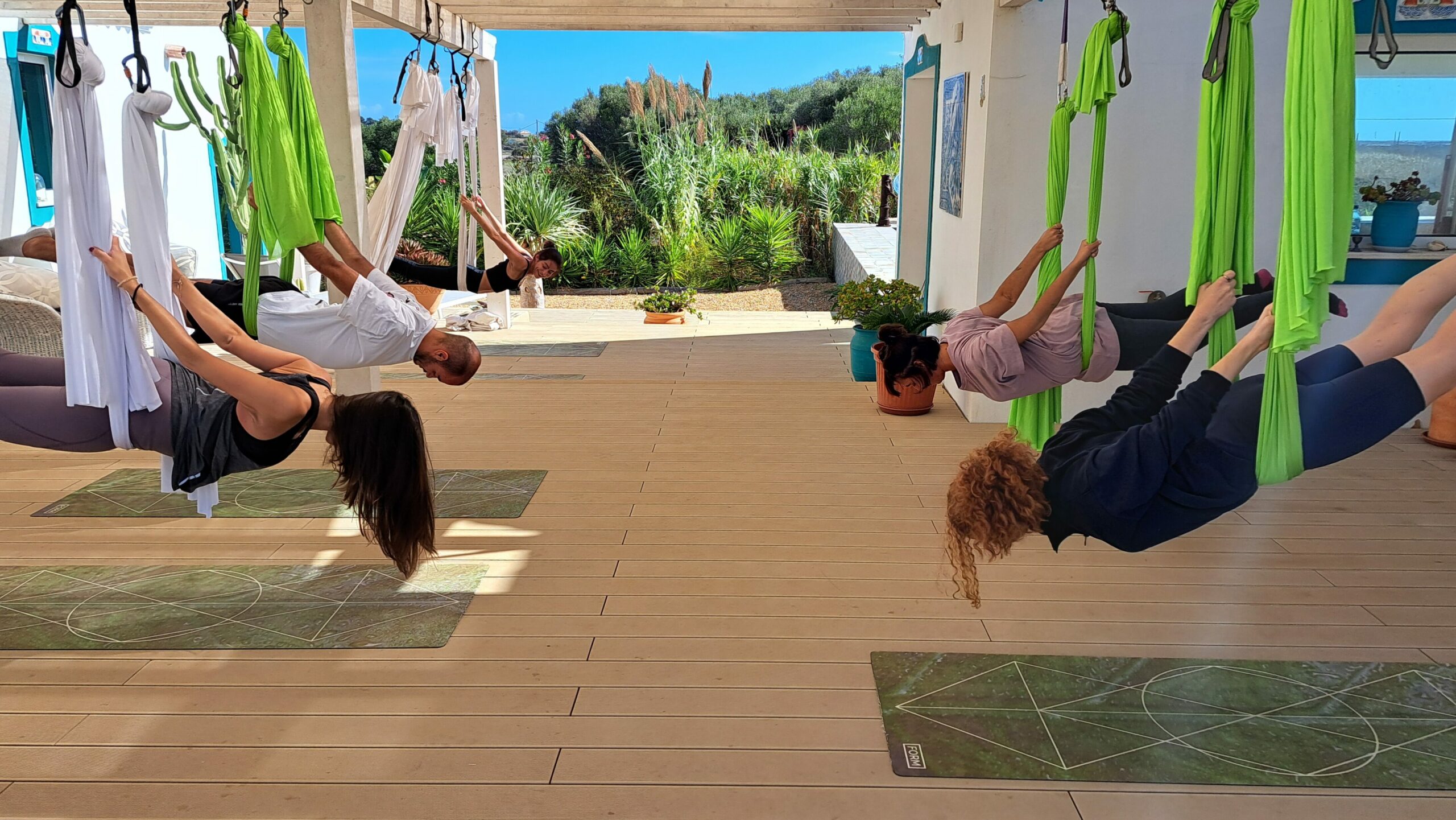 Élever l'Esprit et le Corps avec vos Collaborateurs : Fly Yoga et Méditation